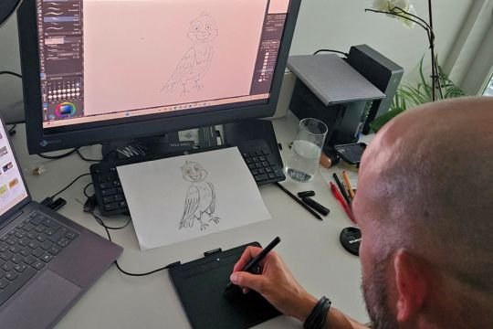 Max Klugwald beim Illustrieren von Smoki, der Rauchschwalbe, im Kinderbuch Steppi und seine Freunde