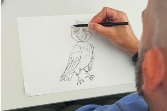 Max Klugwald beim Illustrieren von Smoki, der Rauchschwalbe, im Kinderbuch Steppi und seine Freunde